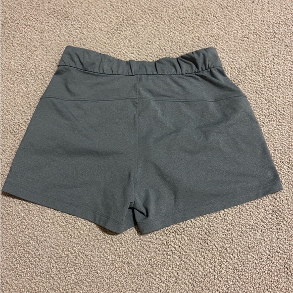LULULEMON ON THE FLY SHORTS 2.5” - Picture 2 of 4